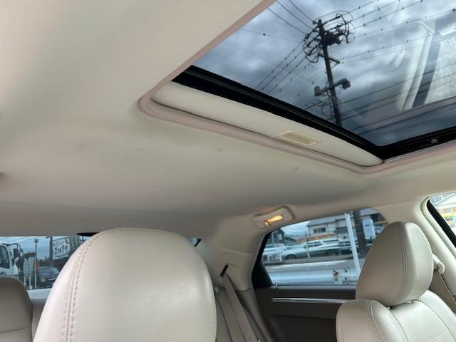 クライスラー・３００Ｃ ５．７ＨＥＭＩ　サンルーフ　革シート　全席シートヒーター　ウッドコンビステアリング　２２ＡＷ（ＷＯＲＫ）　マフラー（Ｂｏｒｌａ）　純正キーレス　ナビ　ＳＤ　ＤＶＤ　ＵＳＢ　Ｂｌｕｅｔｏｏｔｈ　ＴＶ（30枚目）