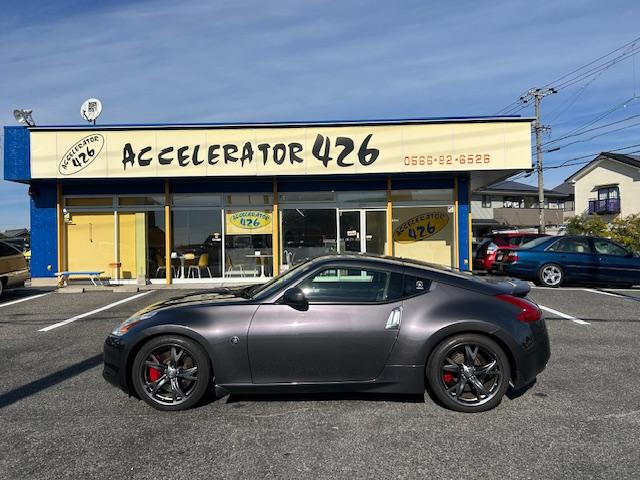 フェアレディＺ ４０ｔｈアニバーサリー　２オーナー　記録簿９枚　純正ＲＡＹＳ鍛造１９ＡＷ　コンビシート（革／ベロア・電動）　純正ＨＤＤナビ　ＣＤ　ＤＶＤ　地デジ　ＡＵＸ　Ｂｌｕｅｔｏｏｔｈ　バックカメラ　ＥＴＣ　ＨＩＤ　スマートキー　下取車（4枚目）