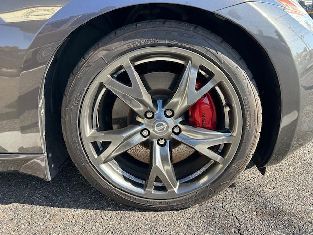 フェアレディＺ ４０ｔｈアニバーサリー　２オーナー　記録簿９枚　純正ＲＡＹＳ鍛造１９ＡＷ　コンビシート（革／ベロア・電動）　純正ＨＤＤナビ　ＣＤ　ＤＶＤ　地デジ　ＡＵＸ　Ｂｌｕｅｔｏｏｔｈ　バックカメラ　ＥＴＣ　ＨＩＤ　スマートキー　下取車（5枚目）