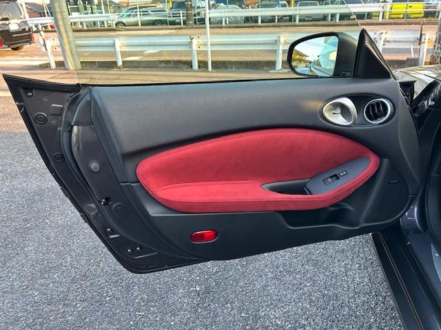 フェアレディＺ ４０ｔｈアニバーサリー　２オーナー　記録簿９枚　純正ＲＡＹＳ鍛造１９ＡＷ　コンビシート（革／ベロア・電動）　純正ＨＤＤナビ　ＣＤ　ＤＶＤ　地デジ　ＡＵＸ　Ｂｌｕｅｔｏｏｔｈ　バックカメラ　ＥＴＣ　ＨＩＤ　スマートキー　下取車（18枚目）