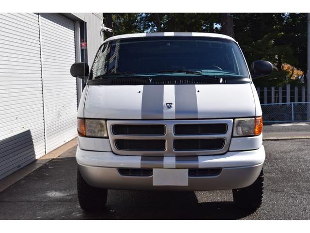 ダッジ・ラム ミディアム 3列シート フルフラットシート リアサイド観音ドア ナビ ETC カスタムグリル クルーズコントロール キーレス 16インチクロームホイール BFグッドリッチホワイトレタータイヤ(2枚目)