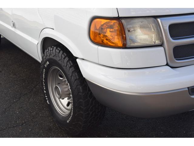 ダッジ・ラム ミディアム 3列シート フルフラットシート リアサイド観音ドア ナビ ETC カスタムグリル クルーズコントロール キーレス 16インチクロームホイール BFグッドリッチホワイトレタータイヤ(3枚目)