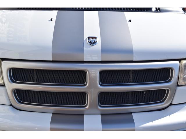ダッジ・ラム ミディアム 3列シート フルフラットシート リアサイド観音ドア ナビ ETC カスタムグリル クルーズコントロール キーレス 16インチクロームホイール BFグッドリッチホワイトレタータイヤ(4枚目)