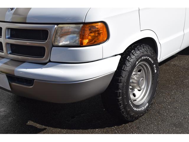 ダッジ・ラム ミディアム 3列シート フルフラットシート リアサイド観音ドア ナビ ETC カスタムグリル クルーズコントロール キーレス 16インチクロームホイール BFグッドリッチホワイトレタータイヤ(5枚目)