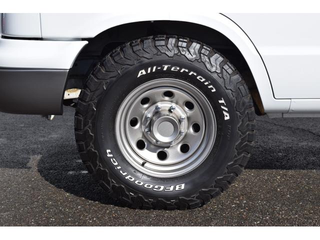 ダッジ・ラム ミディアム 3列シート フルフラットシート リアサイド観音ドア ナビ ETC カスタムグリル クルーズコントロール キーレス 16インチクロームホイール BFグッドリッチホワイトレタータイヤ(9枚目)