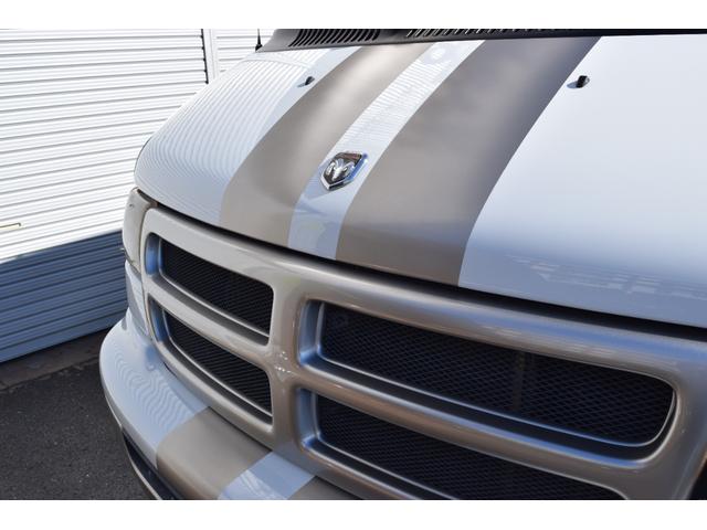 ダッジ・ラム ミディアム 3列シート フルフラットシート リアサイド観音ドア ナビ ETC カスタムグリル クルーズコントロール キーレス 16インチクロームホイール BFグッドリッチホワイトレタータイヤ(11枚目)