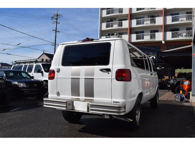 ダッジ・ラム ミディアム 3列シート フルフラットシート リアサイド観音ドア ナビ ETC カスタムグリル クルーズコントロール キーレス 16インチクロームホイール BFグッドリッチホワイトレタータイヤ(13枚目)