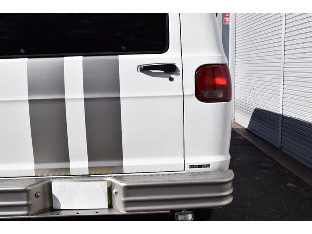 ダッジ・ラム ミディアム 3列シート フルフラットシート リアサイド観音ドア ナビ ETC カスタムグリル クルーズコントロール キーレス 16インチクロームホイール BFグッドリッチホワイトレタータイヤ(15枚目)