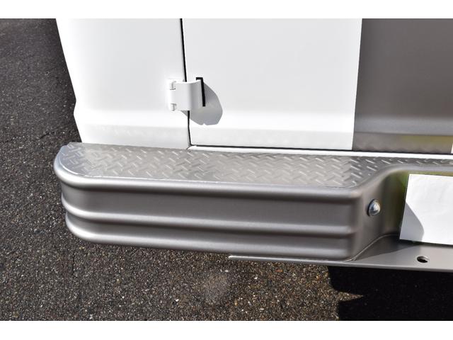 ダッジ・ラム ミディアム 3列シート フルフラットシート リアサイド観音ドア ナビ ETC カスタムグリル クルーズコントロール キーレス 16インチクロームホイール BFグッドリッチホワイトレタータイヤ(16枚目)