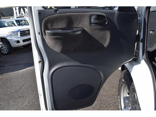 ダッジ・ラム ミディアム 3列シート フルフラットシート リアサイド観音ドア ナビ ETC カスタムグリル クルーズコントロール キーレス 16インチクロームホイール BFグッドリッチホワイトレタータイヤ(18枚目)