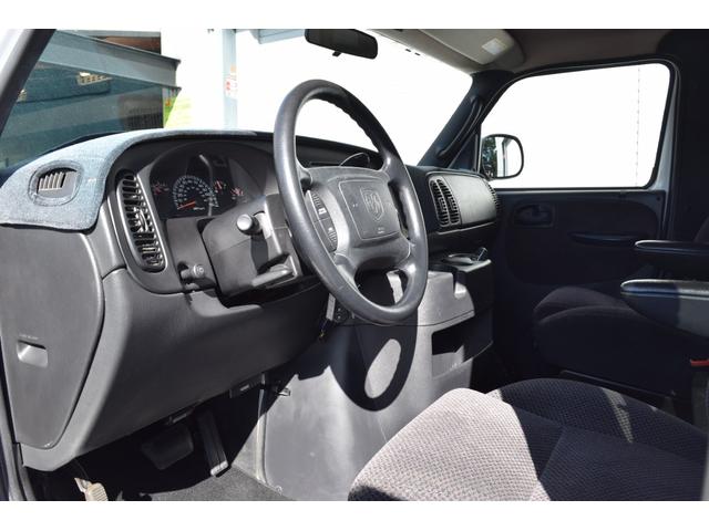 ダッジ・ラム ミディアム 3列シート フルフラットシート リアサイド観音ドア ナビ ETC カスタムグリル クルーズコントロール キーレス 16インチクロームホイール BFグッドリッチホワイトレタータイヤ(19枚目)