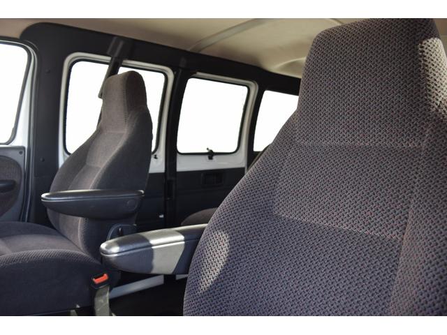 ダッジ・ラム ミディアム 3列シート フルフラットシート リアサイド観音ドア ナビ ETC カスタムグリル クルーズコントロール キーレス 16インチクロームホイール BFグッドリッチホワイトレタータイヤ(20枚目)