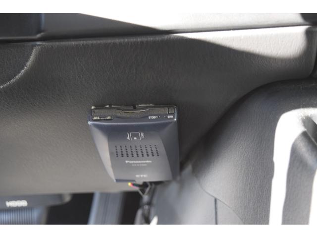 ダッジ・ラム ミディアム 3列シート フルフラットシート リアサイド観音ドア ナビ ETC カスタムグリル クルーズコントロール キーレス 16インチクロームホイール BFグッドリッチホワイトレタータイヤ(23枚目)