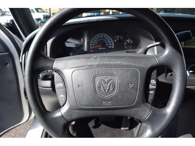 ダッジ・ラム ミディアム 3列シート フルフラットシート リアサイド観音ドア ナビ ETC カスタムグリル クルーズコントロール キーレス 16インチクロームホイール BFグッドリッチホワイトレタータイヤ(24枚目)