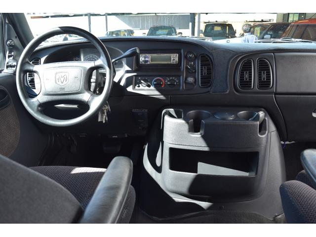 ダッジ・ラム ミディアム 3列シート フルフラットシート リアサイド観音ドア ナビ ETC カスタムグリル クルーズコントロール キーレス 16インチクロームホイール BFグッドリッチホワイトレタータイヤ(25枚目)