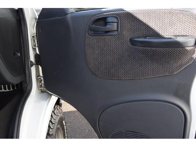 ダッジ・ラム ミディアム 3列シート フルフラットシート リアサイド観音ドア ナビ ETC カスタムグリル クルーズコントロール キーレス 16インチクロームホイール BFグッドリッチホワイトレタータイヤ(26枚目)