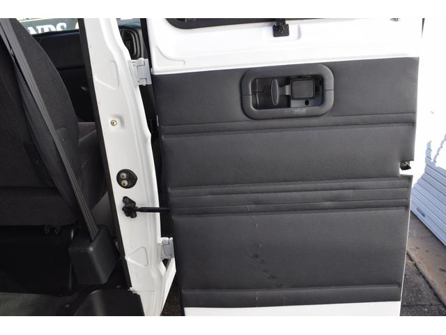 ダッジ・ラム ミディアム 3列シート フルフラットシート リアサイド観音ドア ナビ ETC カスタムグリル クルーズコントロール キーレス 16インチクロームホイール BFグッドリッチホワイトレタータイヤ(30枚目)