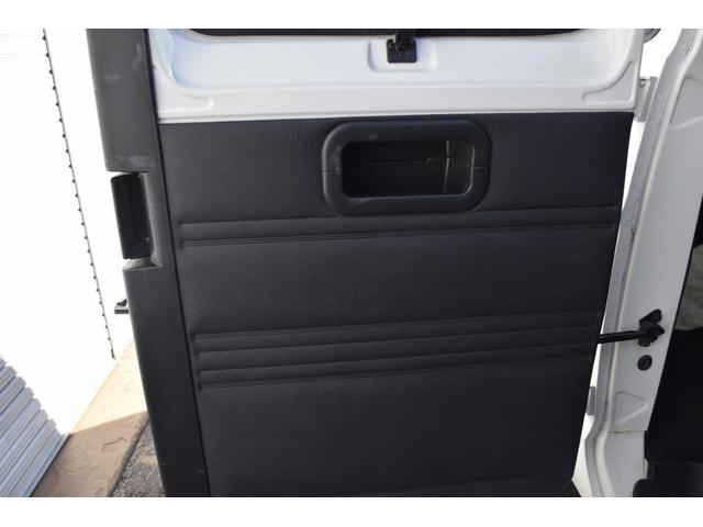 ダッジ・ラム ミディアム 3列シート フルフラットシート リアサイド観音ドア ナビ ETC カスタムグリル クルーズコントロール キーレス 16インチクロームホイール BFグッドリッチホワイトレタータイヤ(31枚目)