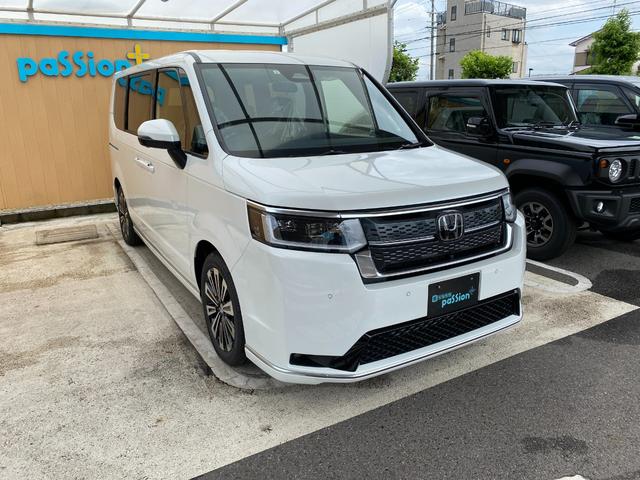 ステップワゴン スパーダ　プレミアムライン　登録済未使用車　衝突軽減ブレーキ　両側電動スライド　オートライト　プッシュスタート　ホンダセンシング　シートヒーター　リアパワーゲート　ＬＥＤライト　アルミホイール　２列目オットマン　全方位カメラ（5枚目）