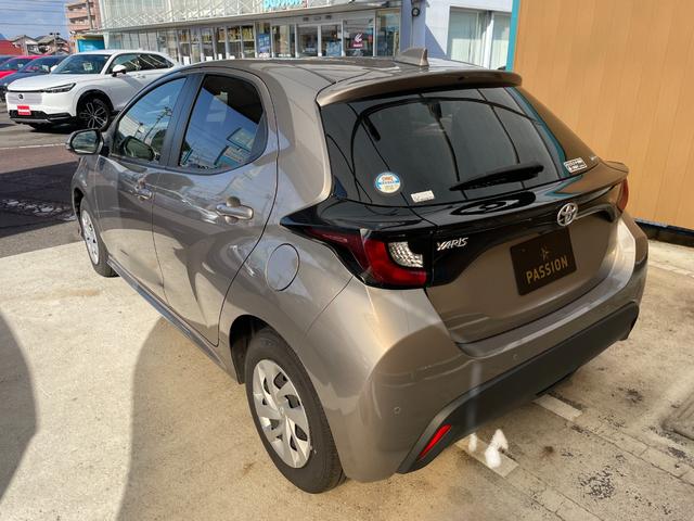 ヤリス Ｘ　車検２年　衝突被害軽減ブレーキ　コーナーセンサー　ディスプレイオーディオ　スマートキー　ＬＥＤヘッドライト　マニュアルエアコン　オートハイビーム　電動格納ドアミラー　ＥＴＣ　光軸調整機能（10枚目）