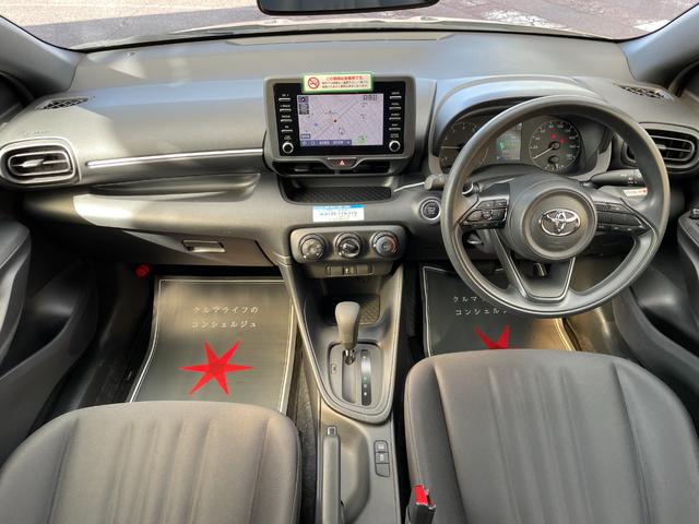 ヤリス Ｘ　車検２年　衝突被害軽減ブレーキ　コーナーセンサー　ディスプレイオーディオ　スマートキー　ＬＥＤヘッドライト　マニュアルエアコン　オートハイビーム　電動格納ドアミラー　ＥＴＣ　光軸調整機能（12枚目）