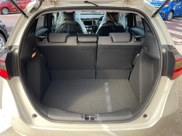 フィット ホーム　登録済未使用車　衝突被害軽減ブレーキ　スマートキー　コーナーセンサー　ＬＥＤヘッドライト　ディスプレイオーディオ　アダクティブクルーズコントロール　バックカメラ　電動格納ドアミラー　オートエアコン（11枚目）