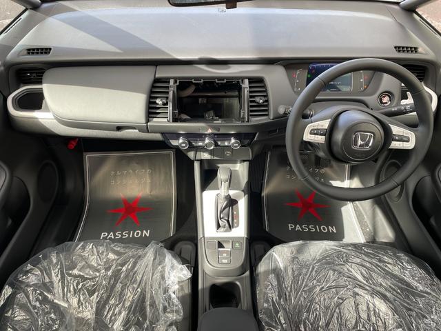 フィット ホーム　登録済未使用車　衝突被害軽減ブレーキ　スマートキー　コーナーセンサー　ＬＥＤヘッドライト　ディスプレイオーディオ　アダクティブクルーズコントロール　バックカメラ　電動格納ドアミラー　オートエアコン（12枚目）