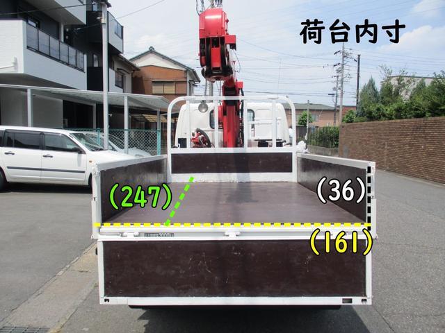 ダイナトラック 　平ボデー　３段ユニック　リモコン　１０尺クレーン　５速　内寸２４７ｘ１６１ｘ３６　準中型免許　３トン積載　４．６Ｌノンターボ　５速　ＫＫ－ＸＺＵ３０２　積載量３０００キロ　車両総重量６４８５キロ（7枚目）