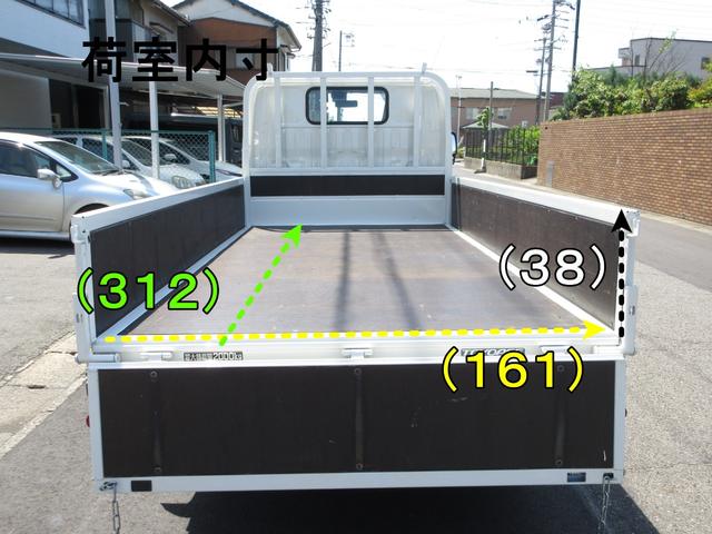 トヨエース 　平ボデー　ＡＴ　５ｔ限定免許可　内寸３１２ｘ１６９ｘ３８　準中型免許　標準ショート　４ナンバー　平　４Ｌターボ　ＴＰＧ－ＸＺＵ６０５　衝突軽減システム　最大積載量２０００キロ　車両総重量４４１５キロ（7枚目）