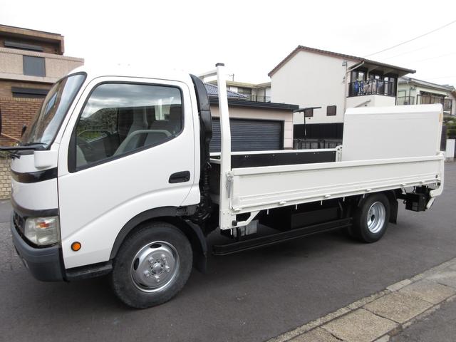 デュトロ 　平ボデー　アーム式パワーゲート　内寸４３８ｘ２０８ｘ３７　ワイドロング　準中型　煤焼きなし　２ｔ　４．９Ｌノンターボ　ＫＫ－ＸＺＵ４１１Ｍ　床鉄板張り　最大積載量２０００キロ　車両総重量５５５５キロ（2枚目）