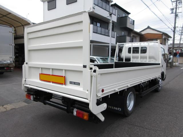 デュトロ 　平ボデー　アーム式パワーゲート　内寸４３８ｘ２０８ｘ３７　ワイドロング　準中型　煤焼きなし　２ｔ　４．９Ｌノンターボ　ＫＫ－ＸＺＵ４１１Ｍ　床鉄板張り　最大積載量２０００キロ　車両総重量５５５５キロ（4枚目）