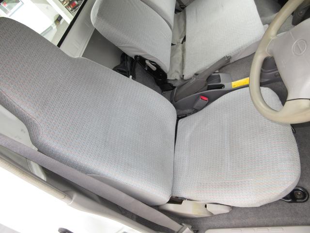 デュトロ 　平ボデー　アーム式パワーゲート　内寸４３８ｘ２０８ｘ３７　ワイドロング　準中型　煤焼きなし　２ｔ　４．９Ｌノンターボ　ＫＫ－ＸＺＵ４１１Ｍ　床鉄板張り　最大積載量２０００キロ　車両総重量５５５５キロ（5枚目）