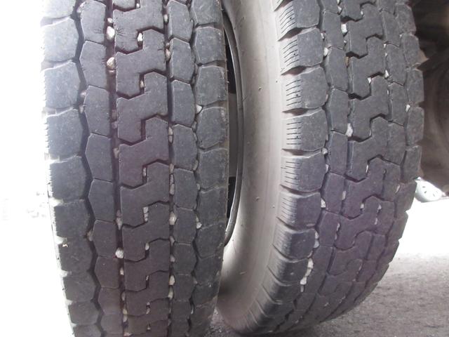 デュトロ 　平ボデー　アーム式パワーゲート　内寸４３８ｘ２０８ｘ３７　ワイドロング　準中型　煤焼きなし　２ｔ　４．９Ｌノンターボ　ＫＫ－ＸＺＵ４１１Ｍ　床鉄板張り　最大積載量２０００キロ　車両総重量５５５５キロ（21枚目）