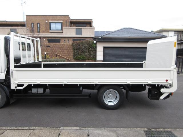 デュトロ 　平ボデー　アーム式パワーゲート　内寸４３８ｘ２０８ｘ３７　ワイドロング　準中型　煤焼きなし　２ｔ　４．９Ｌノンターボ　ＫＫ－ＸＺＵ４１１Ｍ　床鉄板張り　最大積載量２０００キロ　車両総重量５５５５キロ（23枚目）