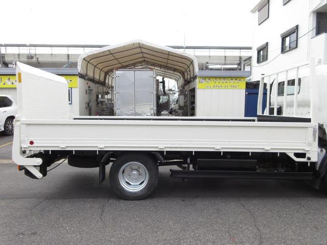 デュトロ 　平ボデー　アーム式パワーゲート　内寸４３８ｘ２０８ｘ３７　ワイドロング　準中型　煤焼きなし　２ｔ　４．９Ｌノンターボ　ＫＫ－ＸＺＵ４１１Ｍ　床鉄板張り　最大積載量２０００キロ　車両総重量５５５５キロ（24枚目）