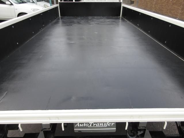 デュトロ 　平ボデー　アーム式パワーゲート　内寸４３８ｘ２０８ｘ３７　ワイドロング　準中型　煤焼きなし　２ｔ　４．９Ｌノンターボ　ＫＫ－ＸＺＵ４１１Ｍ　床鉄板張り　最大積載量２０００キロ　車両総重量５５５５キロ（26枚目）