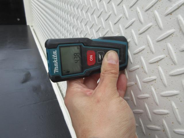 デュトロ 　平ボデー　アーム式パワーゲート　内寸４３８ｘ２０８ｘ３７　ワイドロング　準中型　煤焼きなし　２ｔ　４．９Ｌノンターボ　ＫＫ－ＸＺＵ４１１Ｍ　床鉄板張り　最大積載量２０００キロ　車両総重量５５５５キロ（28枚目）