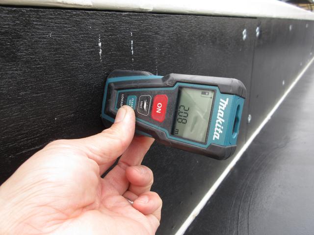 デュトロ 　平ボデー　アーム式パワーゲート　内寸４３８ｘ２０８ｘ３７　ワイドロング　準中型　煤焼きなし　２ｔ　４．９Ｌノンターボ　ＫＫ－ＸＺＵ４１１Ｍ　床鉄板張り　最大積載量２０００キロ　車両総重量５５５５キロ（29枚目）