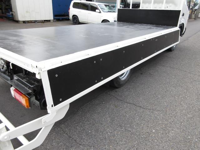 デュトロ 　平ボデー　アーム式パワーゲート　内寸４３８ｘ２０８ｘ３７　ワイドロング　準中型　煤焼きなし　２ｔ　４．９Ｌノンターボ　ＫＫ－ＸＺＵ４１１Ｍ　床鉄板張り　最大積載量２０００キロ　車両総重量５５５５キロ（35枚目）