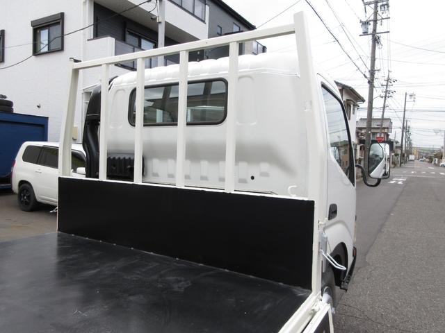 デュトロ 　平ボデー　アーム式パワーゲート　内寸４３８ｘ２０８ｘ３７　ワイドロング　準中型　煤焼きなし　２ｔ　４．９Ｌノンターボ　ＫＫ－ＸＺＵ４１１Ｍ　床鉄板張り　最大積載量２０００キロ　車両総重量５５５５キロ（36枚目）