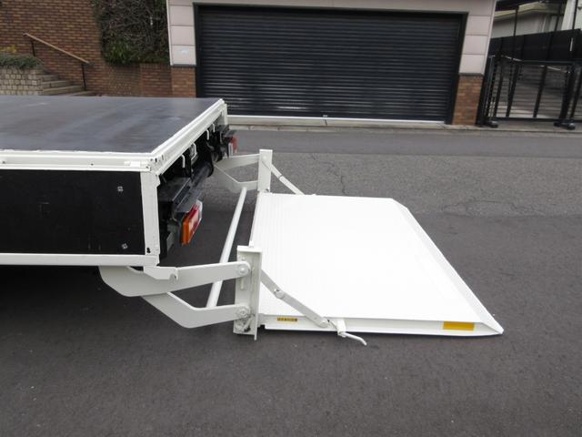 デュトロ 　平ボデー　アーム式パワーゲート　内寸４３８ｘ２０８ｘ３７　ワイドロング　準中型　煤焼きなし　２ｔ　４．９Ｌノンターボ　ＫＫ－ＸＺＵ４１１Ｍ　床鉄板張り　最大積載量２０００キロ　車両総重量５５５５キロ（37枚目）