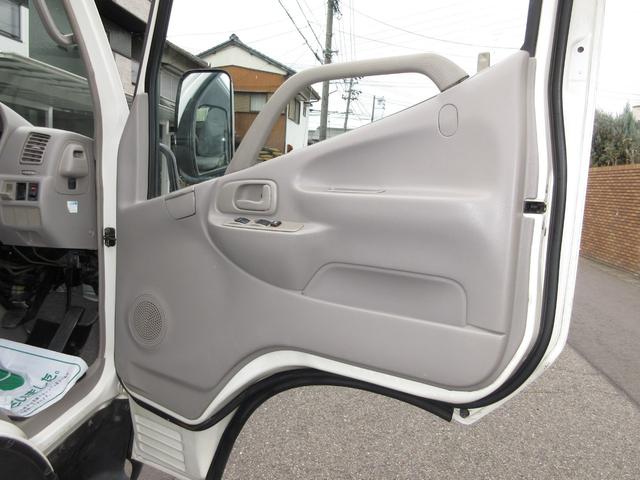 デュトロ 　平ボデー　アーム式パワーゲート　内寸４３８ｘ２０８ｘ３７　ワイドロング　準中型　煤焼きなし　２ｔ　４．９Ｌノンターボ　ＫＫ－ＸＺＵ４１１Ｍ　床鉄板張り　最大積載量２０００キロ　車両総重量５５５５キロ（42枚目）