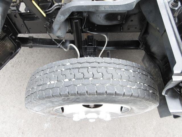 デュトロ 　平ボデー　アーム式パワーゲート　内寸４３８ｘ２０８ｘ３７　ワイドロング　準中型　煤焼きなし　２ｔ　４．９Ｌノンターボ　ＫＫ－ＸＺＵ４１１Ｍ　床鉄板張り　最大積載量２０００キロ　車両総重量５５５５キロ（50枚目）