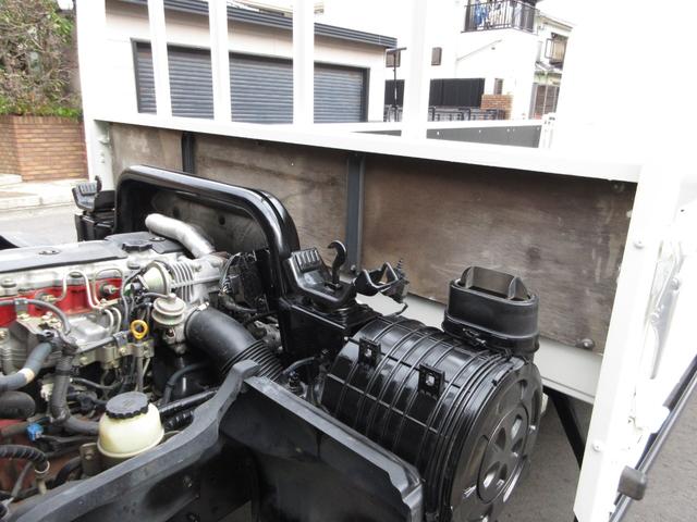 デュトロ 　平ボデー　アーム式パワーゲート　内寸４３８ｘ２０８ｘ３７　ワイドロング　準中型　煤焼きなし　２ｔ　４．９Ｌノンターボ　ＫＫ－ＸＺＵ４１１Ｍ　床鉄板張り　最大積載量２０００キロ　車両総重量５５５５キロ（56枚目）