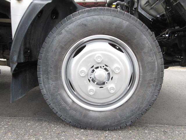 デュトロ 　平ボデー　アーム式パワーゲート　内寸４３８ｘ２０８ｘ３７　ワイドロング　準中型　煤焼きなし　２ｔ　４．９Ｌノンターボ　ＫＫ－ＸＺＵ４１１Ｍ　床鉄板張り　最大積載量２０００キロ　車両総重量５５５５キロ（61枚目）