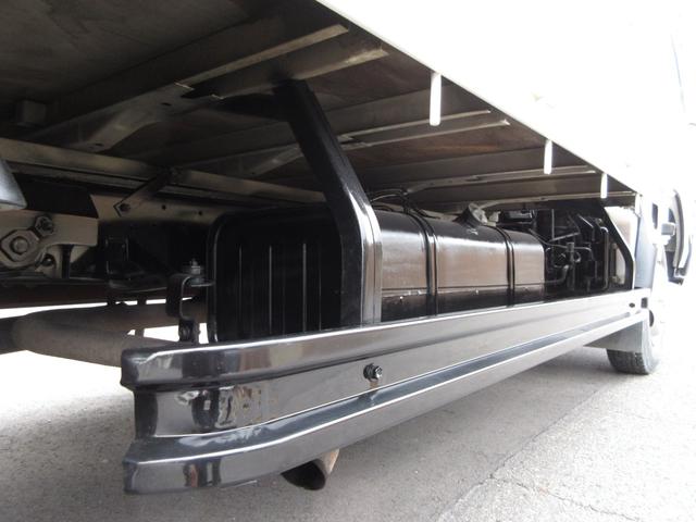 デュトロ 　平ボデー　アーム式パワーゲート　内寸４３８ｘ２０８ｘ３７　ワイドロング　準中型　煤焼きなし　２ｔ　４．９Ｌノンターボ　ＫＫ－ＸＺＵ４１１Ｍ　床鉄板張り　最大積載量２０００キロ　車両総重量５５５５キロ（63枚目）