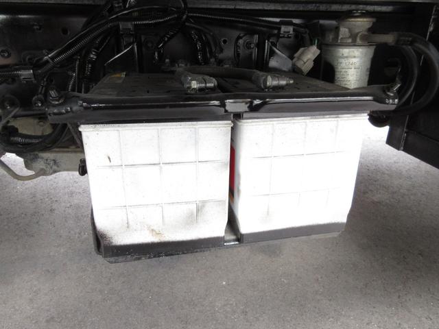 デュトロ 　平ボデー　アーム式パワーゲート　内寸４３８ｘ２０８ｘ３７　ワイドロング　準中型　煤焼きなし　２ｔ　４．９Ｌノンターボ　ＫＫ－ＸＺＵ４１１Ｍ　床鉄板張り　最大積載量２０００キロ　車両総重量５５５５キロ（64枚目）