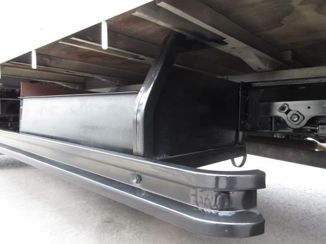 デュトロ 　平ボデー　アーム式パワーゲート　内寸４３８ｘ２０８ｘ３７　ワイドロング　準中型　煤焼きなし　２ｔ　４．９Ｌノンターボ　ＫＫ－ＸＺＵ４１１Ｍ　床鉄板張り　最大積載量２０００キロ　車両総重量５５５５キロ（66枚目）