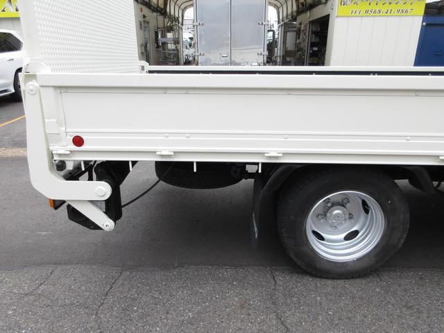 デュトロ 　平ボデー　アーム式パワーゲート　内寸４３８ｘ２０８ｘ３７　ワイドロング　準中型　煤焼きなし　２ｔ　４．９Ｌノンターボ　ＫＫ－ＸＺＵ４１１Ｍ　床鉄板張り　最大積載量２０００キロ　車両総重量５５５５キロ（67枚目）
