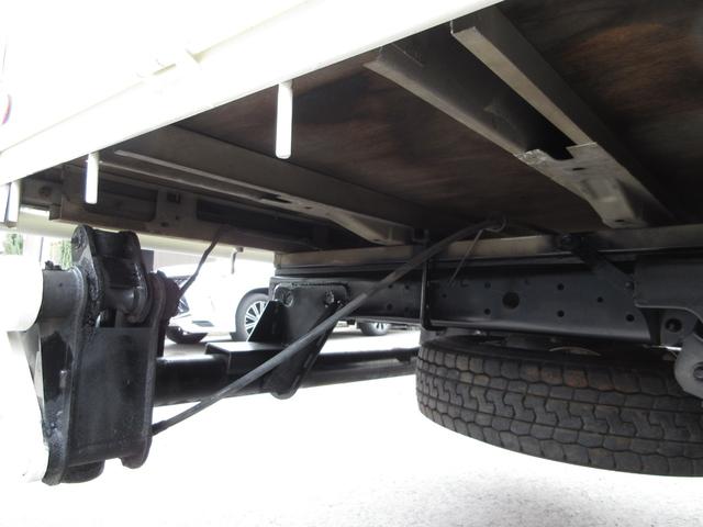 デュトロ 　平ボデー　アーム式パワーゲート　内寸４３８ｘ２０８ｘ３７　ワイドロング　準中型　煤焼きなし　２ｔ　４．９Ｌノンターボ　ＫＫ－ＸＺＵ４１１Ｍ　床鉄板張り　最大積載量２０００キロ　車両総重量５５５５キロ（68枚目）